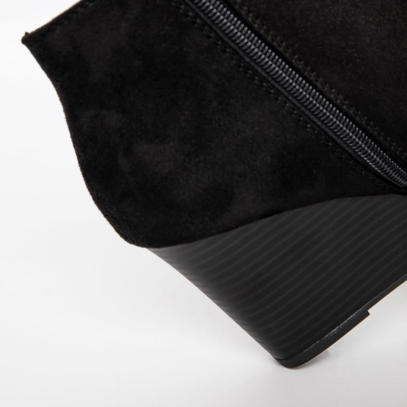 Wedge heel, approximately 2.5 inches tall. Fit small, more like a 9.5. - Picture 11 of 11